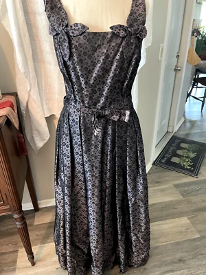 Vestido de fiesta años 50, precioso tafetán morado oscuro con detalles de terciopelo negro de pelo bajo. Foto 1 de 4