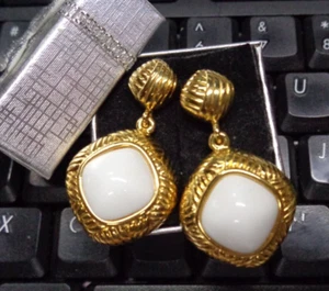 Vtg Estate Jewelry Unmarked AVON Goldtone Pierced WHITE Cabochon Dangle Earrings - Picture 1 of 4