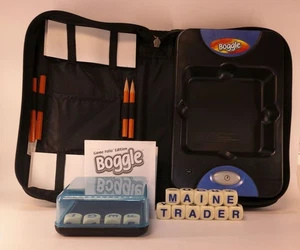 Juego de viaje Hasbro Boggle edición folio con estuche temporizador de dados lápices - Imagen 1 de 8