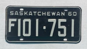 Plaque d'immatriculation unique 1960 SASKATCHEWAN Canada #F101-751 lot 1/2 - Photo 1/2