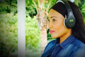 FM Antenna Radio Headphones with Pull-Out Antenna by Things Audio (Black & Gray) - Picture 1 of 6