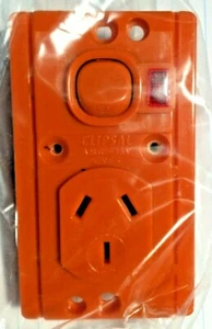CLIPSAL 10A Serie 15 Placa Metal Vertical Quemado Naranja Enchufe (Pack de 10) - Imagen 1 de 4