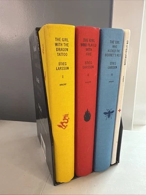 Stieg Larsson's Trilogy Deluxe Box Set Set : The Girl with the Dragon Tattoo HC Foto 1 de 4