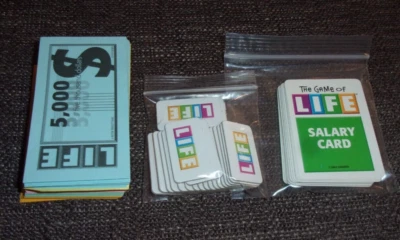 Peças de reposição The Game of Life 2005 - SOMENTE dinheiro, azulejos, cartas - Imagem 1 de 4