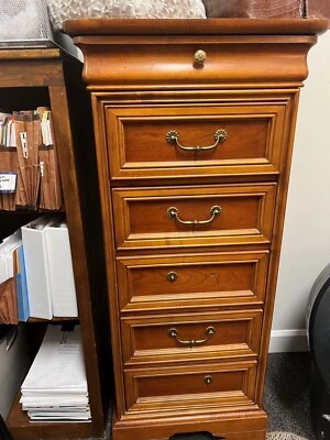 Cómoda Lexington Furniture Lencería Cómoda Alta Cereza 6 Cajones 157-310 COMO NUEVA Foto 1 de 4