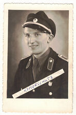 Foto Ak Portrait KVP Abzeichen Polizei VP Görlitz 1950er 