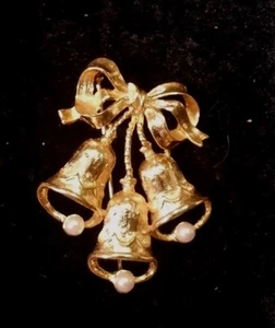 PIN FIRMADO CAMPANAS DE NAVIDAD PERLAS TONO DORADO PREMIER VINTAGE ENVÍO GRATUITO - Imagen 1 de 3