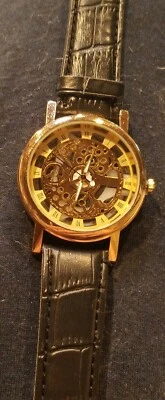 Reloj Esqueleto Cuarzo. Reloj Hombre Cuarzo Analógico Color DORADO.  Banda negra. Foto 1 de 4