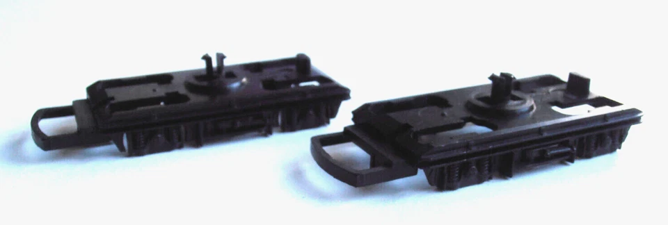 Pair of Hornby B4 bogie frames for mk2 coaches, spares, bogies - Image 1 of 1