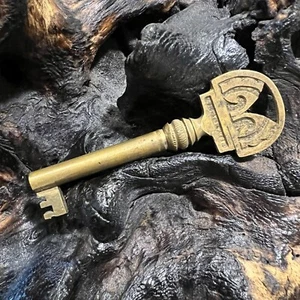 Vintage Eastlake Skelett Schlüssel 2,99" Schrank Sekretär Messing offener Lauf verziert - Bild 1 von 4