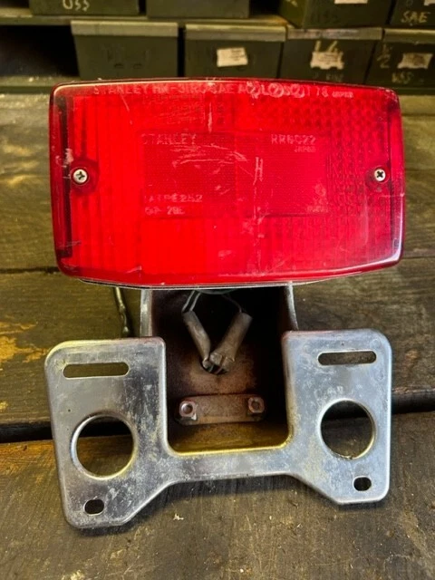 79, 80, 81 luz trasera Honda CB750K 33701425772 soporte matrícula 84700425770 Foto 1 de 4