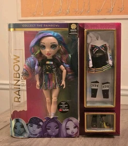 Rainbow High Amaya Raine Rainbow Fashion Doll con 2 abiti completi per bambola - Foto 1 di 11
