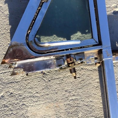 DOIS Jaguar Mark X LF vidro de ventilação Sundym a ser removido COM pino e porca pivô. US$ 240 - Imagem 1 de 4