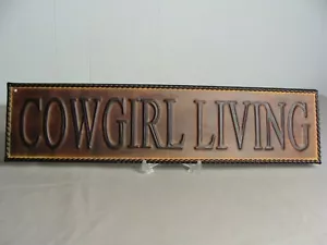 Letrero de metal rústico ""Cowgirl Living"" 20"" X 5 - Imagen 1 de 4