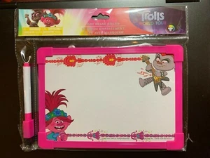 TROLLS WORLD TOUR TABLERO DE BORRADO EN SECO CON MARCADOR NUEVO EN PAQUETE TABLERO DE MENSAJES PUERTA DE DORMITORIO - Imagen 1 de 2