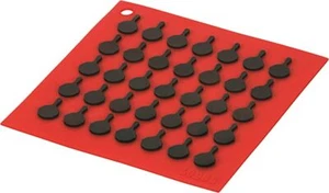 Raspadores cuadrados de silicona Lodge, trivet y sartén de 7"" (paquete de 2"". rojo/negro) - Imagen 1 de 4