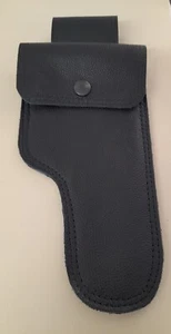Gewehrbolzenholster. Schwarzes Leder mit Gürtelschlaufe und Nieten. - Bild 1 von 4