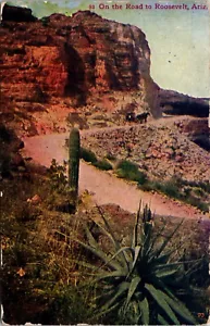 Postal de la escena del desierto en el camino a Roosevelt, Arizona - Imagen 1 de 2