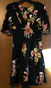 Free People kurzes Kleid Puffärmel schwarz Blumen Größe 2 neu mit Etikett B2 - Bild 1 von 2