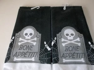 Juego de 2 Toallas BONE Appetit Design B Halloween Calavera y Huesos Cruzados Lápida Nuevo con Etiquetas - Imagen 1 de 2