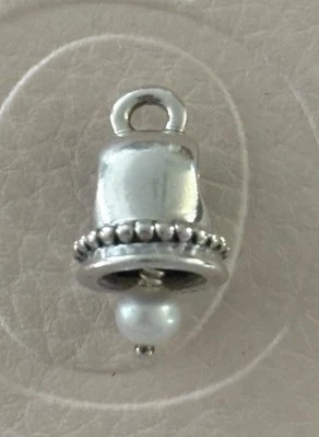 Berloque de sino de casamento autêntico Pandora pérola aposentado - Imagem 1 de 4