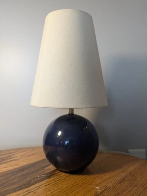 LÁMPARA DE MESA KATE SPADE PEQUEÑA ESFERA AZUL MARINO CON PANTALLA CREMA Foto 1 de 4