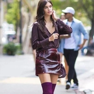 NEW H&M STUDIO Coated Wool Blend Burgundy Mini Skirt Women 4 Wine Vegan Leather - Picture 1 of 12