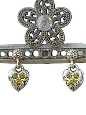 Pendurado Brighton 2cm. Brincos pequenos em forma de coração com zircônia cúbica verde  - Imagem 1 de 4