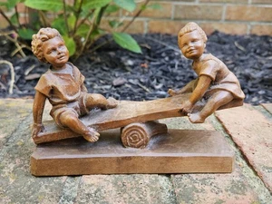 Bambini in legno intagliato vintage su altalena - Foto 1 di 13