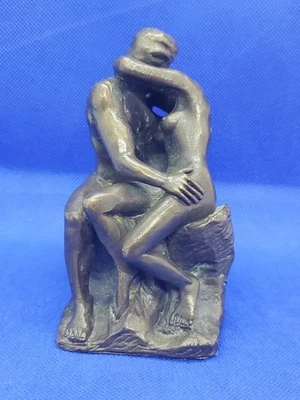 Sculpture en bronze “Le Baiser” d’après Rodin – reproduction française - Photo 1/4
