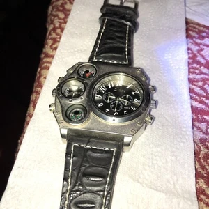 OULM Armbanduhr mit Lederband. Hat auch einen Kompass - Bild 1 von 3