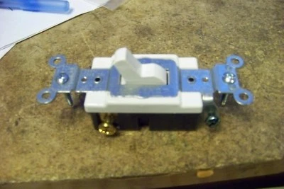 Leviton CS320-2W 20-Amp, 120/277-Volt, Toggle 3-Way AC Quiet Switch, Commercial  - Изображение 1 из 2