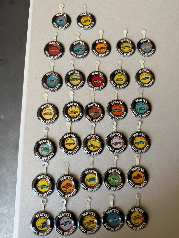 32 insignias de hojalata Hot Wheels 1967-1969  Foto 1 de 4