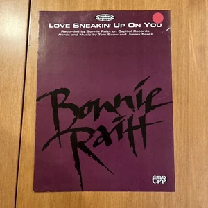 "Love Sneakin' Up On You" - Bonnie Raitt GUITARRA PARTITURA VOCAL DISCO CAPITOL - Imagen 1 de 2