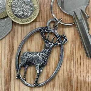 LLAVERO DE PELTRE INGLÉS PLATA OVALADA CIERVO EN BOLSA DE REGALO CAZA CIERVOS DE NAVIDAD - Imagen 1 de 3