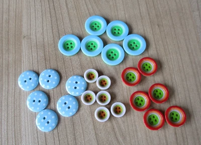 4x6 bunte Knöpfe = 24 Stück zueinander passend. Kinderkleidung - Bild 1 von 2