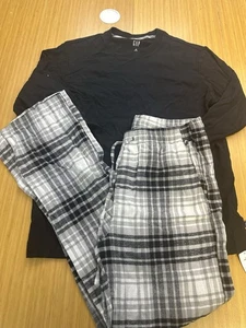 Gap Men's Flannel Cozy Crewneck Long Sleeve 2Pc Pajama Set, Black Plaid, SMALL - Bild 1 von 7