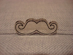 TEN79LA BOUTIQUE DESIGNER SILBERFARBENE SCHNURRBART METALL ANSTECKNADEL - BRANDNEU - Bild 1 von 1