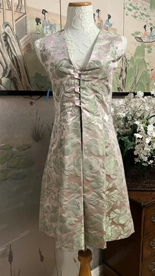 Vestido recto de cóctel floral brocado rosa verde años 60 MCM hecho a mano, XS - S Foto 1 de 4
