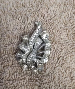 Vintage Klarglas Brosche Anstecknadel Strass silberfarben Blattform 40er-50er Jahre unbeschriftet - Bild 1 von 7