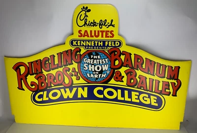 Letrero de exhibición raro Ringling Bros Circus Chick-Fil-A Clown College Store 36"x24" Foto 1 de 4
