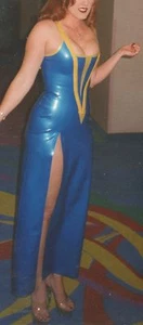 Vestido House of Harlot Largo Completo Azul Goma Látex con Acento Amarillo Deshuesado  - Imagen 1 de 6