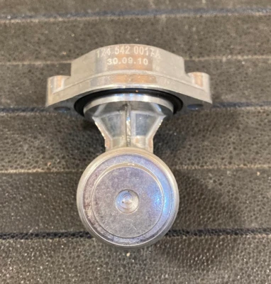 Engine Oil Level Sensor - 124-542-00-17 - For Mercedes-Benz 190D, 190E & More - Image 1 of 4