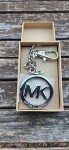 Michael Kors Schlüsselanhänger Charm silberfarben MK Logo rund Taschenanhänger Anhänger NEU - Bild 1 von 6