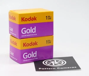 Un paquete de 2 rollos de película a color Kodak Gold 200 35 mm con 36 fotos en cada rollo - Imagen 1 de 4
