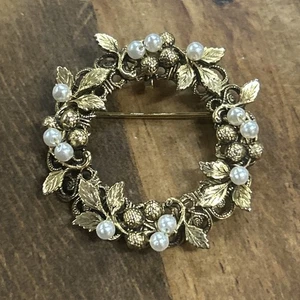 Broche/colgante corona perlas semilla tono dorado vintage años 60 - Imagen 1 de 3