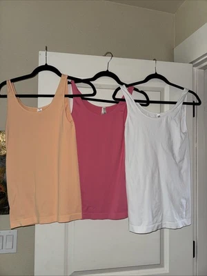 ¡Tanques nikibiki! Juego de 3 melocotones medianos, rosa, blanco Foto 1 de 4