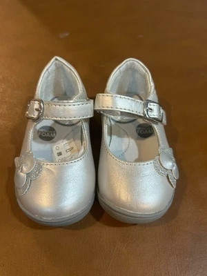 Zapatos de espuma viscoelástica Mary Jane de cuero plateado Ava talla 5W Stride Rite para niñas pequeñas Foto 1 de 4
