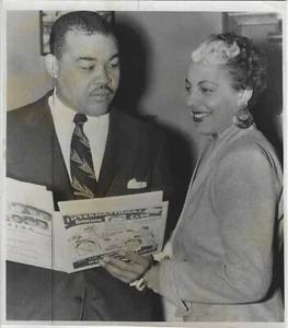Foto originale 1953 Joe Louis & Model Greta Stark tipo 3 7x9 AP stampa filo - Foto 1 di 2