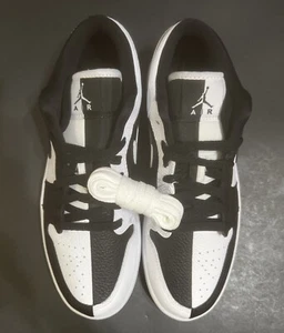 Größe 11 – NIKE WMNS AIR JORDAN 1 LOW SE „HOMAGE“ [DR0502-101] HERREN 9,5 WEISS SCHWARZ NEU - Bild 1 von 13